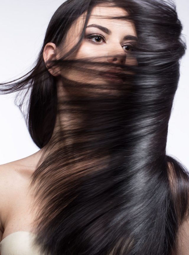 brune-cheveux-raides